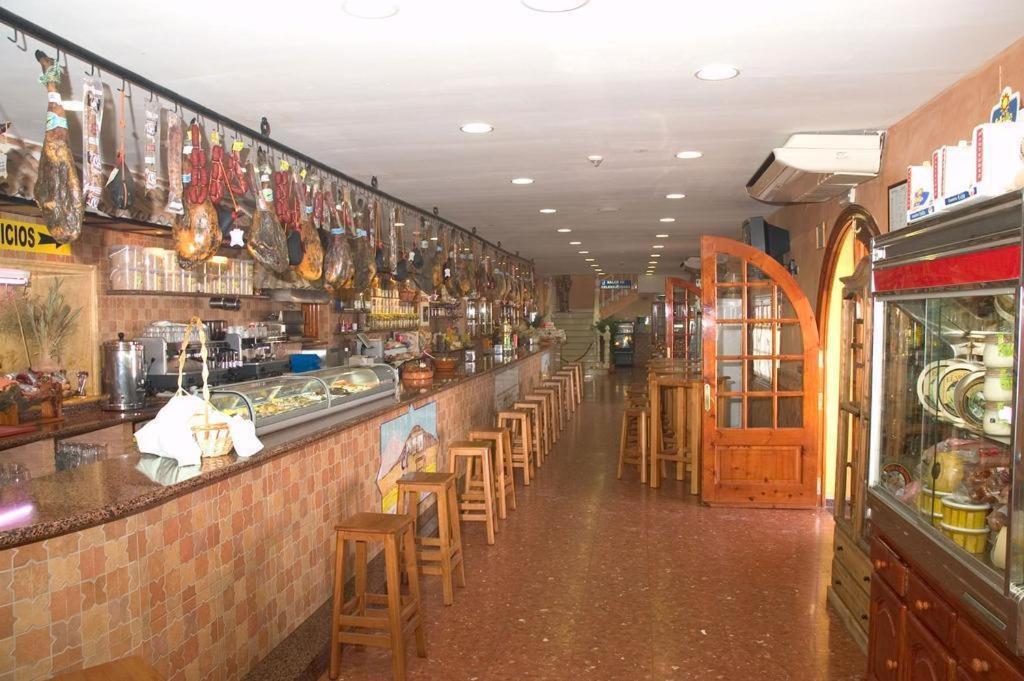Hostal-Restaurante El Paisano Guadalema de los Quinteros Exteriör bild